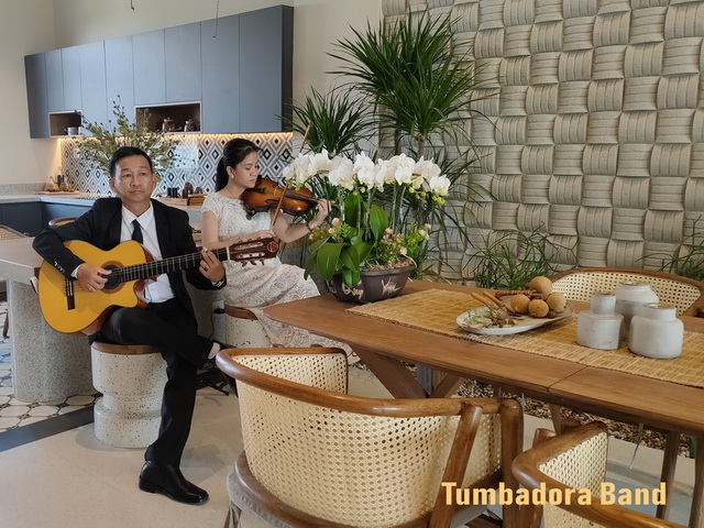 Ban nhac Tumbadora Bieu dien Hoa Tau Violon Guitar tai Aquacity Novaland 002