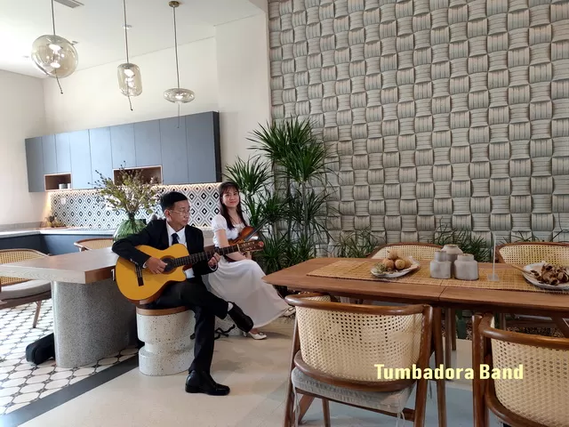 Ban nhac Tumbadora Bieu dien Hoa Tau Violon Guitar tai Aquacity Novaland 003