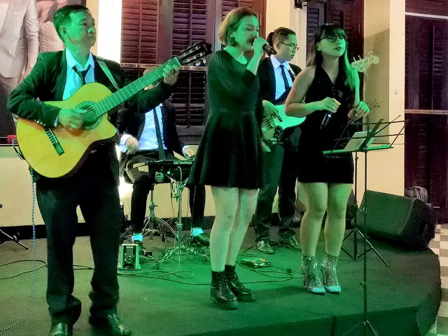 Tumbadora Flamenco Band Su Kien Mercedes Year End Party Caravell Hotel Rooftop Bar 001