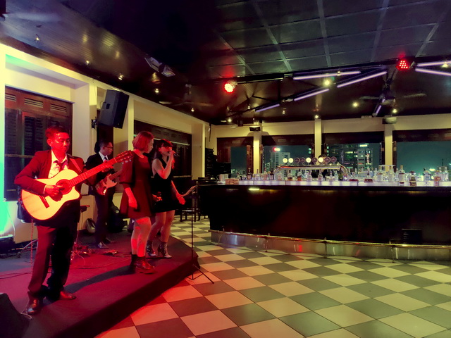 Tumbadora Flamenco Band Su Kien Mercedes Year End Party Caravell Hotel Rooftop Bar 002