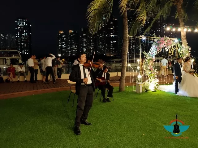 Ban nhạc hòa tấu violin guitar đẳng cấp biểu diễn âm nhạc độc đáo