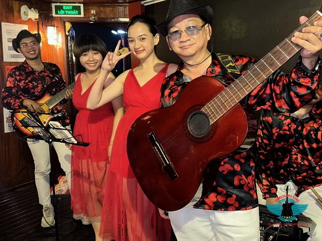 FLAMENCO TUMBADORA BAND BIỂU DIỄN TRÊN DU THUYỀN HÒN NGỌC VIỄN ĐÔNG